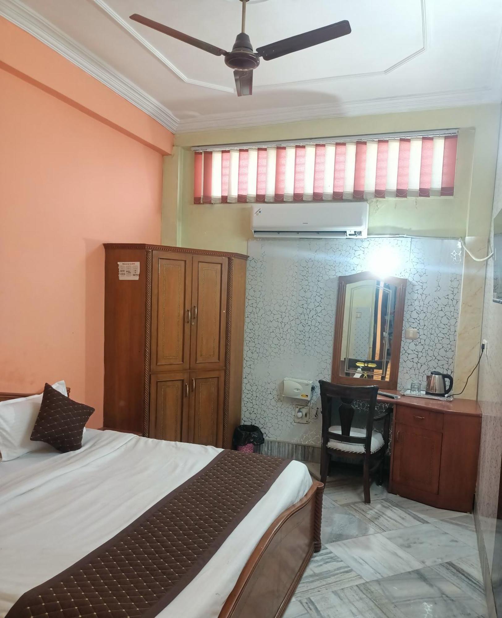 Hotel Riz Varanasi Bagian luar foto
